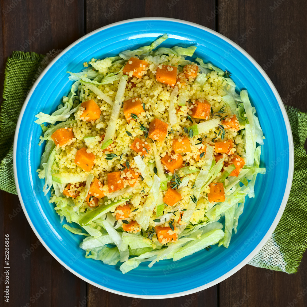 Frischer Salat aus Kürbis, grünem Apfel, Couscous und Eisberg Salat mit frischem Thymian, fotografiert mit natürlichem Licht