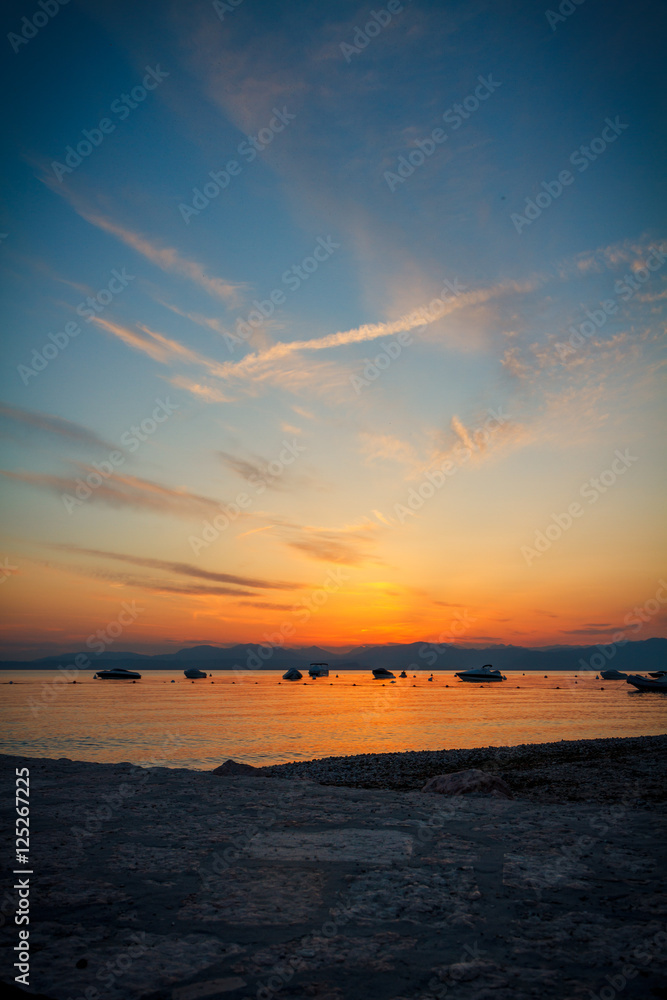 Obraz premium Lacise - Lago di Garda 9 - Sunset at the lake