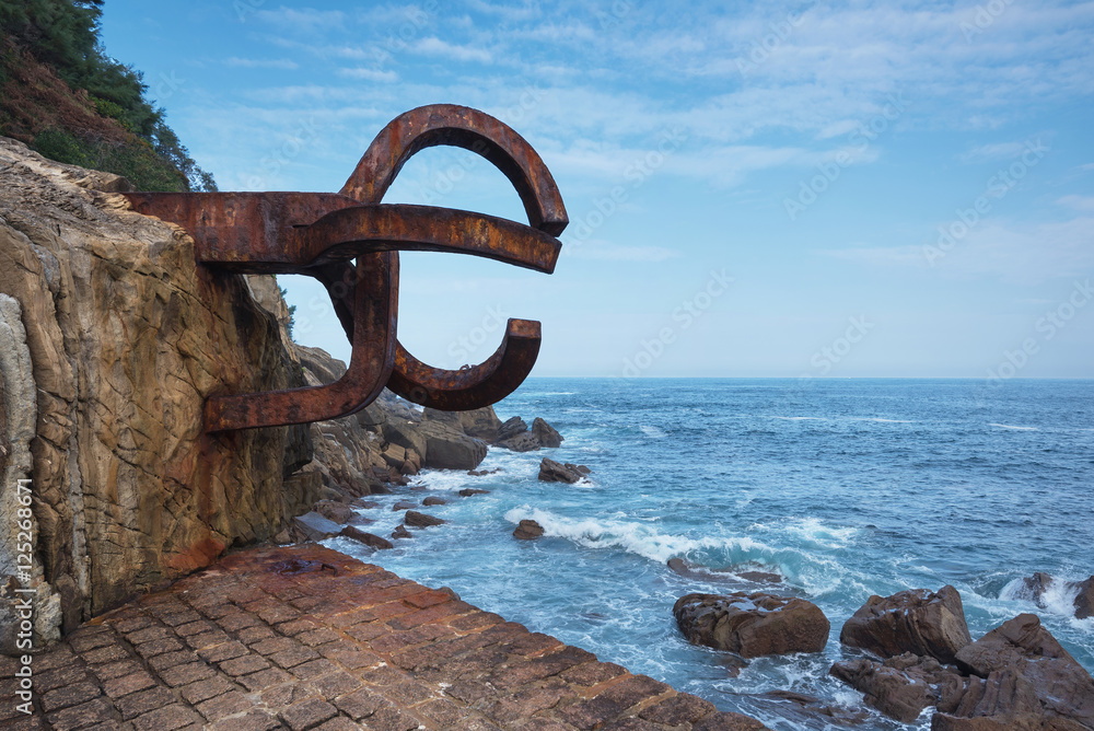 Fototapeta premium Peine del viento Sculpture w San Sebastian w Hiszpanii