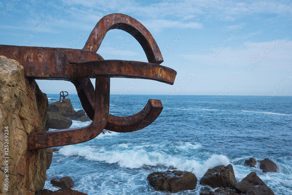 Fototapeta premium Peine del viento Sculpture w San Sebastian w Hiszpanii