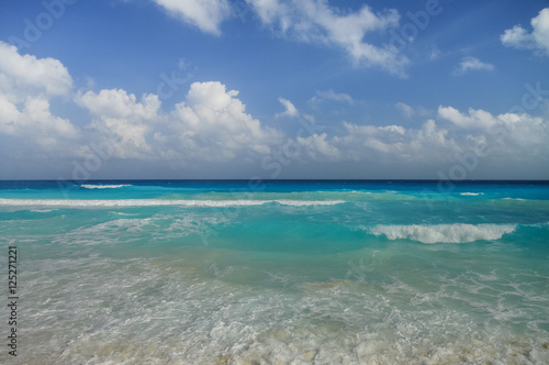 Fototapeta Naklejka Na Ścianę i Meble -  Waves on the coast of the Caribbean Sea, Mexico, Riviera Maya