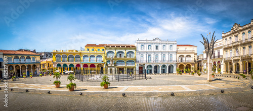 Plaza Vieja - Havana, Cuba © diegograndi