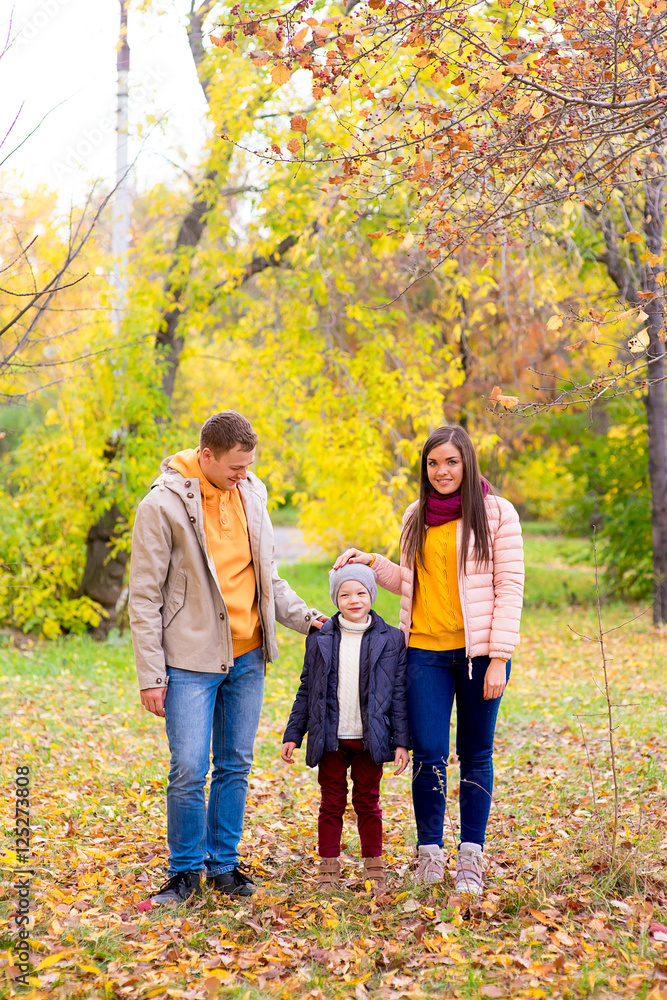 Obraz premium Family walks in the autumn park