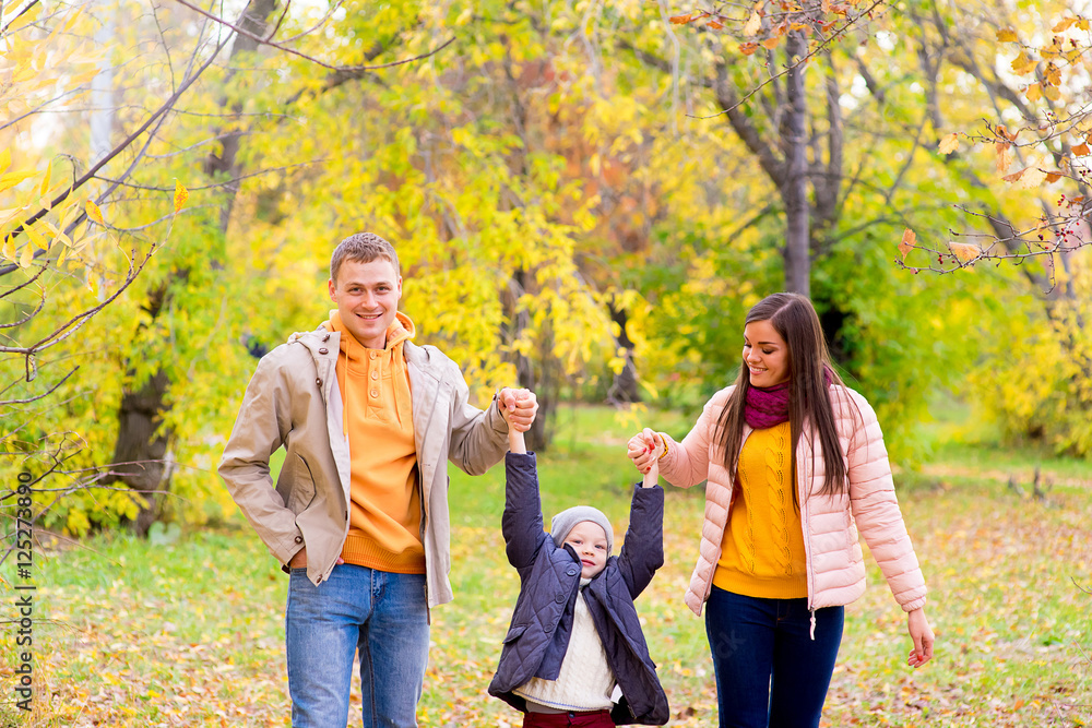 Fototapeta premium Family walks in the autumn park