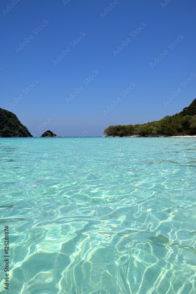 Naklejka premium Clear Water on Tropical island