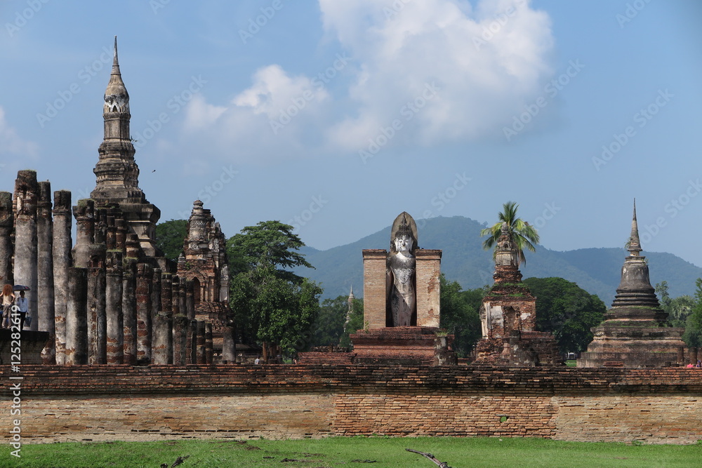 Fototapeta premium Sukhothai historical park, Wat Mahathat, Unesco world heritage, Sukhothai Thailand