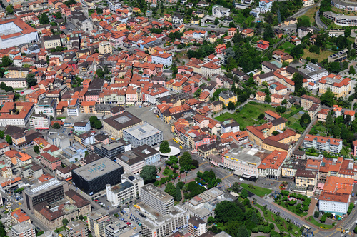 Luftaufnahme von Locarno am Lago Maggiore im Tessin