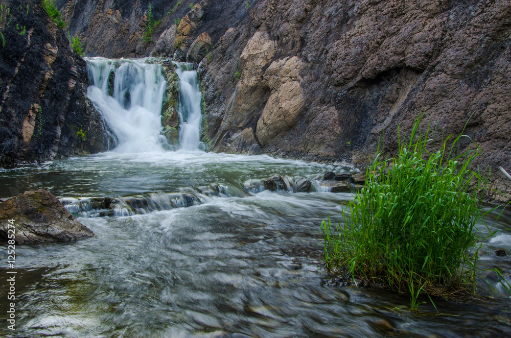 Fototapeta premium falling water in the morning mist.