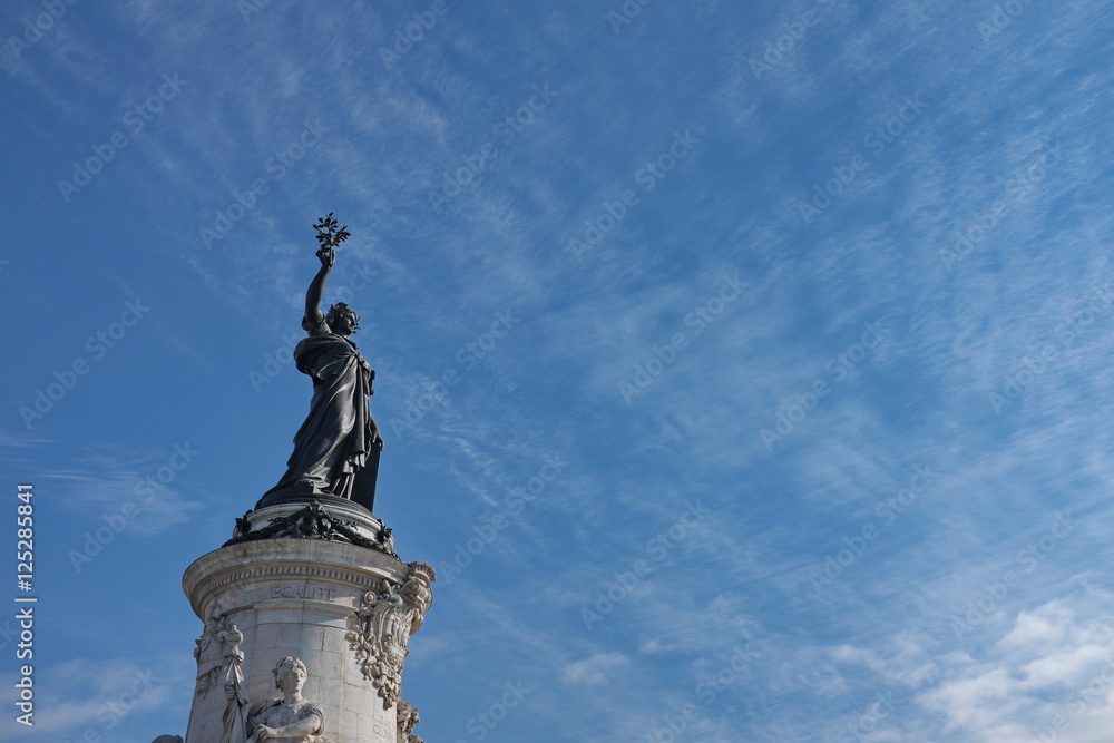 Fototapeta premium Statue de la République et ciel bleu. Paris, France. place de la République.