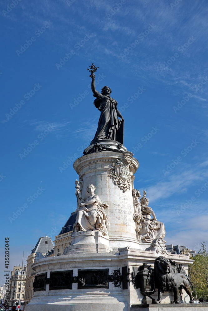Fototapeta premium Statue de la République, Place de la république, Paris, France