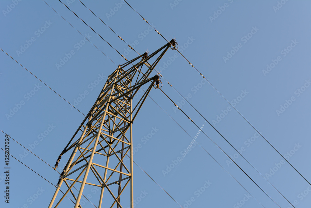 Energie mit Strom und Elektrizität durch den Strommast für den Haushalt Energie mit Strom und Elektrizität durch den Strommast für den Haushalt