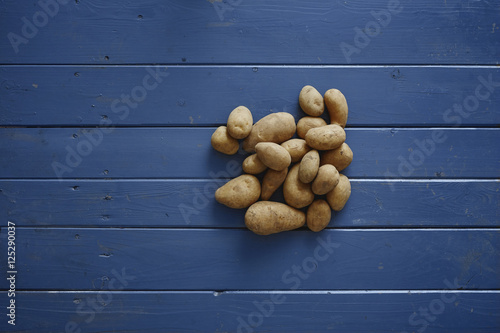 Kartoffeln auf blauem Holztisch