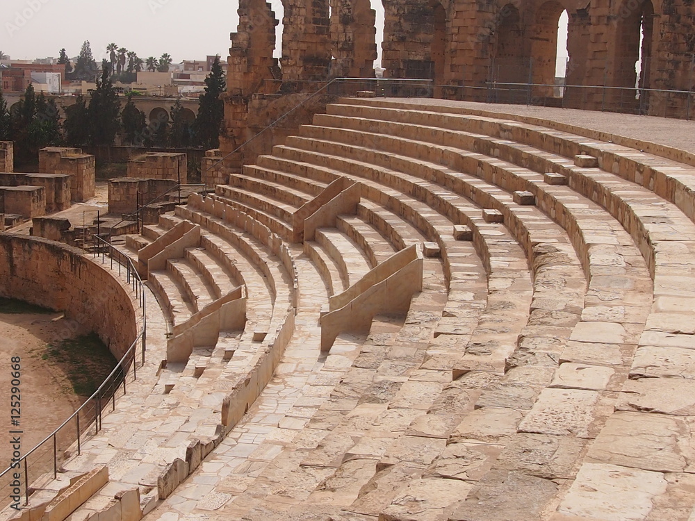 развалины римского амфитеатра в городе Эль Джем  в Тунисе
