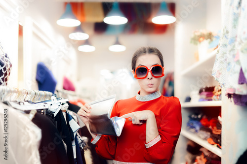 Foto Funny Woman with Oversized Sunglasses and Silver Clutch Bag