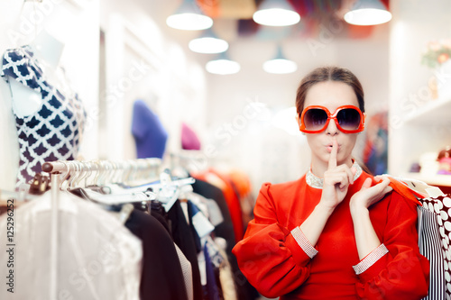 Foto Shopping with Big Sunglasses Woman Keeping a Secret