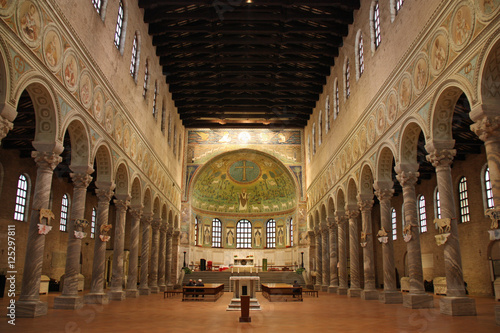 Nef de l'église Saint-Apollinaire à Ravenne, Italie
