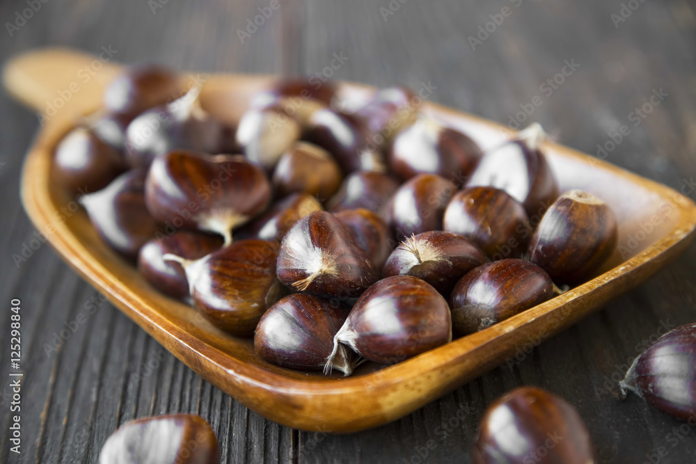 Obraz premium Edible chestnut heap