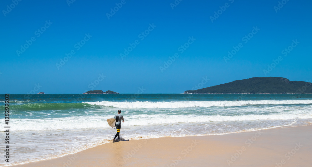 Surfista andando na praia.