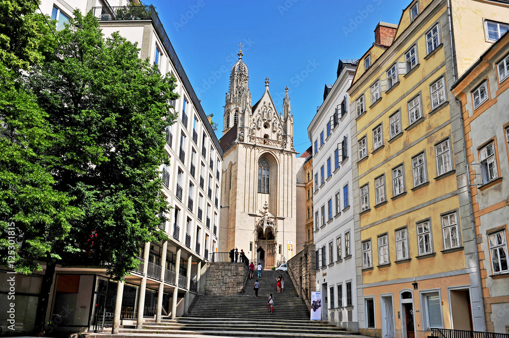 Fototapeta premium View of the street in historical centre of Vienna