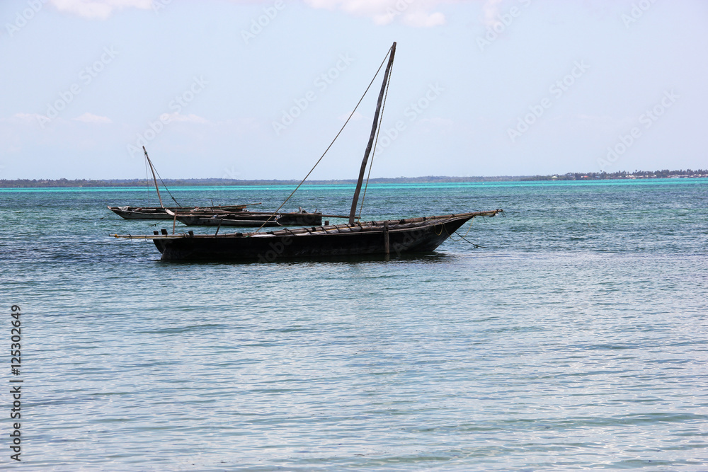 Традиционная рыбацкая лодка Доу, Занзибар, Танзания.