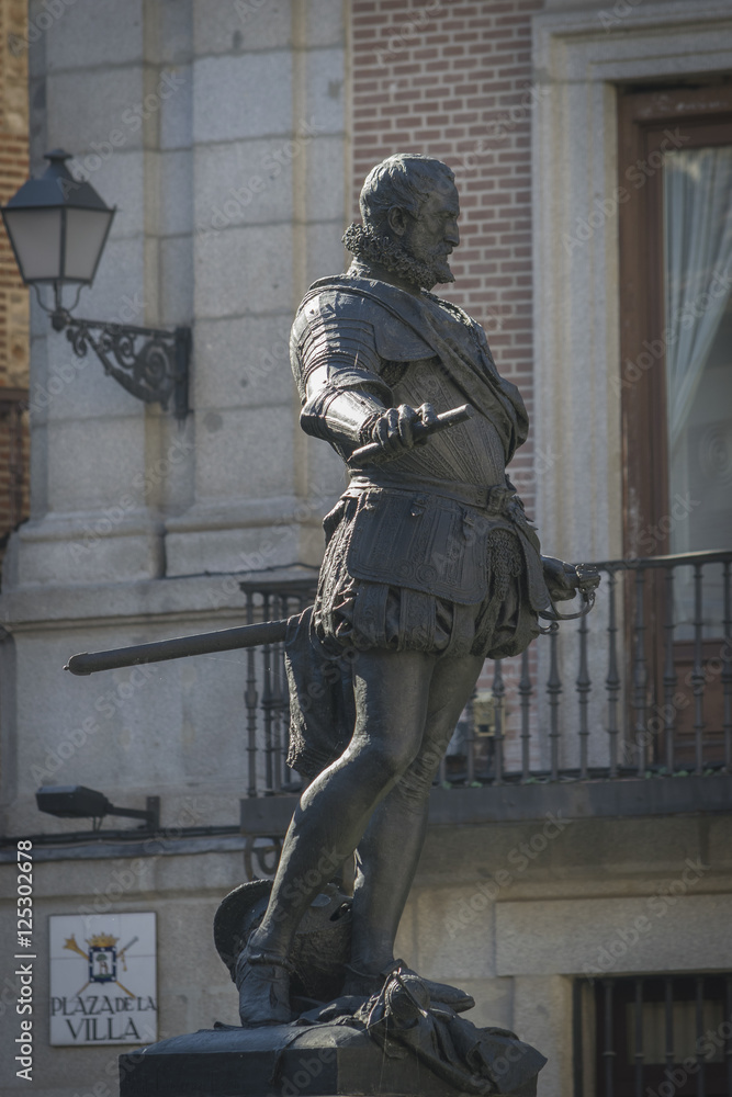 Estatua de Álvaro de Bazán (Plaza de la Villa, Madrid) Stock Photo ...