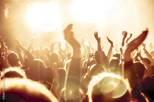 Obraz na płótnie Słuchanie koncertów na koncercie rockowym