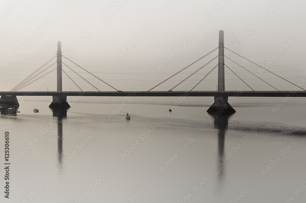 Naklejka premium Pescadores entre la niebla