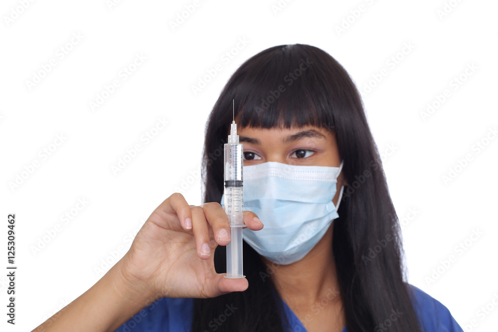 Attraktive Krankenschwester mit Mundschutz und Spritze in der Hand Attraktive Krankenschwester mit Mundschutz und Spritze in der Hand