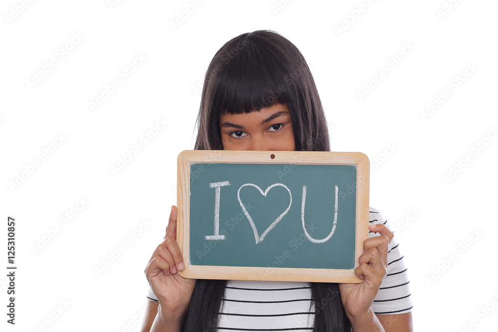 Attraktive junge Frau hält Tafel mit dem Schriftzug i Love you vor ihr Gesicht Attraktive junge Frau hält Tafel mit dem Schriftzug i Love you vor ihr Gesicht