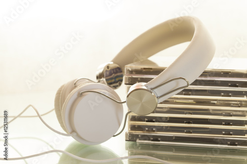 müzik diskleri ve kulaklık photo