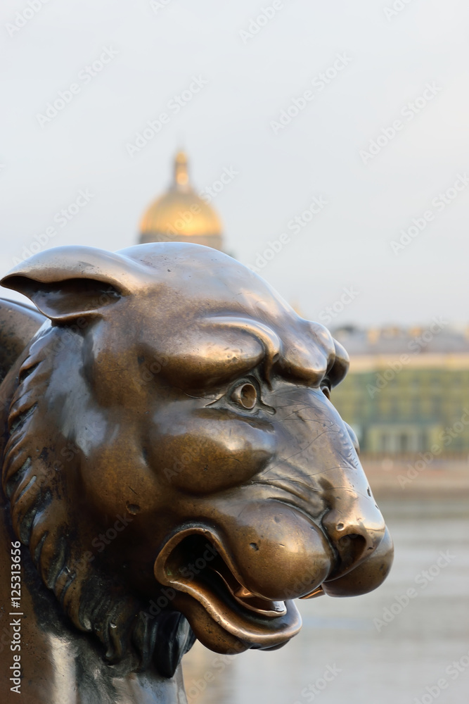 Naklejka premium Gryphon on a background of St. Isaac's Cathedral