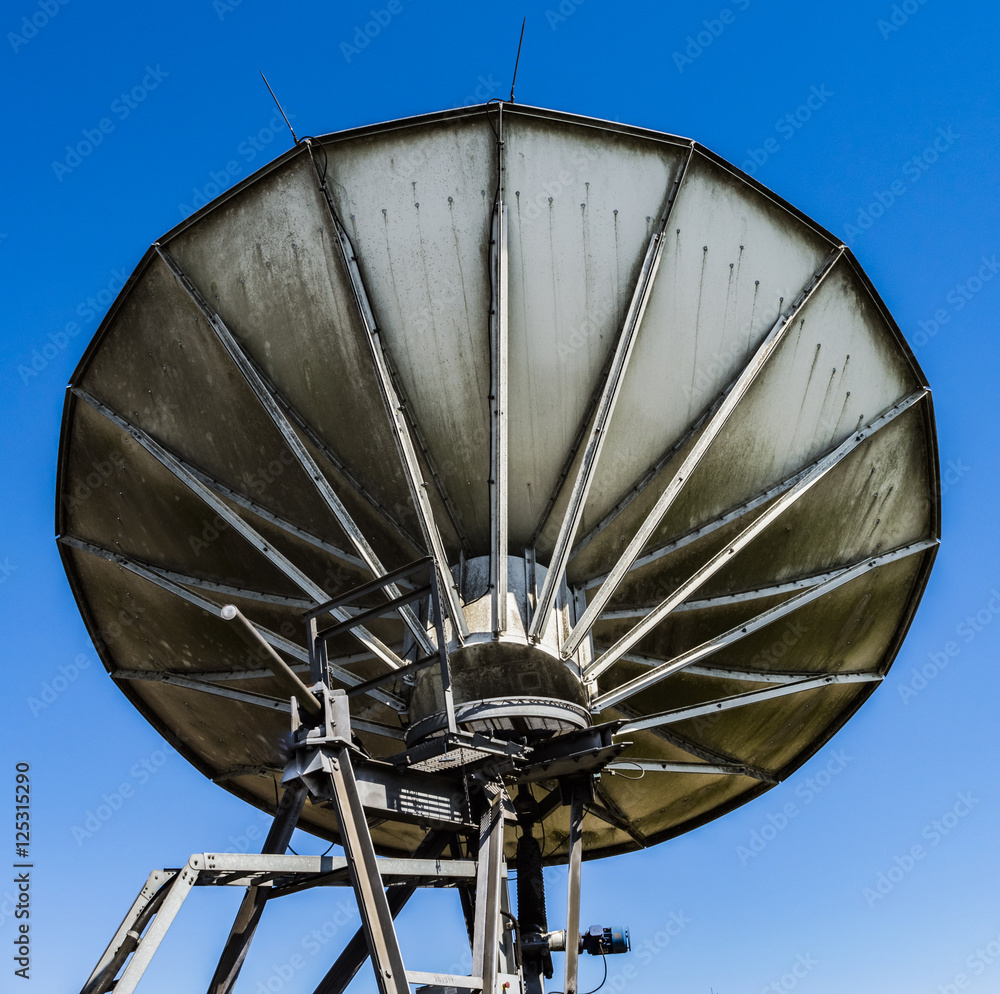 Antena receptora de sinal de rádio e TV Stock Photo | Adobe Stock