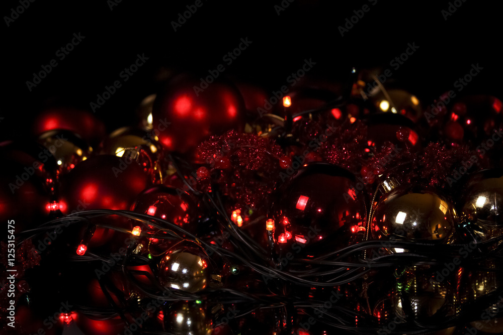 Bolas de Navidad y luces coloridas en la obscuridad. Bolas de Navidad y luces coloridas en la obscuridad.