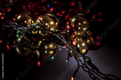 Bolas de Navidad y luces coloridas en la obscuridad. © Trepalio