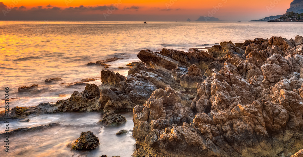 Morgensonne am Meer von Sizilien bei Palermo am Monte Pellegrino. Rot Orange Farben des Sonnenaufgangs in Italien Morgensonne am Meer von Sizilien bei Palermo am Monte Pellegrino. Rot Orange Farben des Sonnenaufgangs in Italien