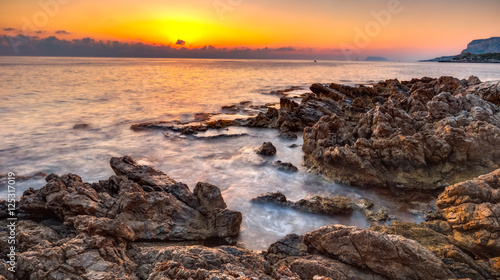 Morgensonne am Meer von Sizilien bei Palermo am Monte Pellegrino. Rot Orange Farben des Sonnenaufgangs in Italien