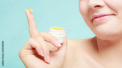 Foto woman applying balsam for lips