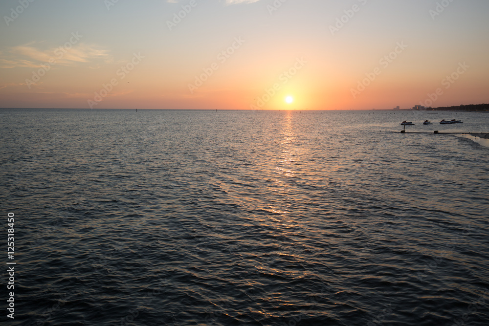 Obraz premium Sunset in Biloxi beach, Mississippi, along Gulf Coast shore