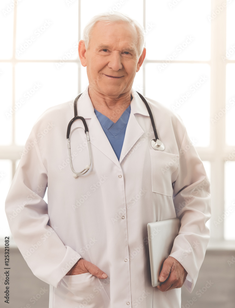 Handsome old doctor StockFoto Adobe Stock