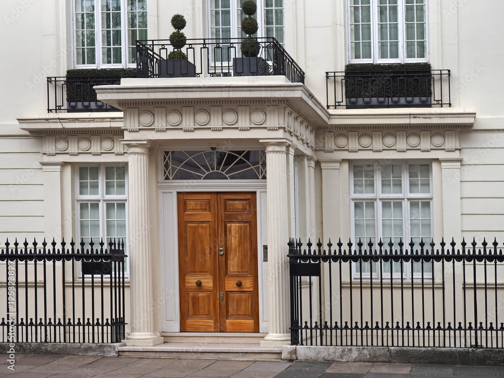 Obraz premium Wooden double door, entrance to elegant townhouse