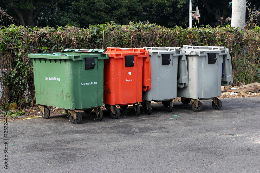 City trash cans (garbage bin) with wheels City trash cans (garbage bin) with wheels