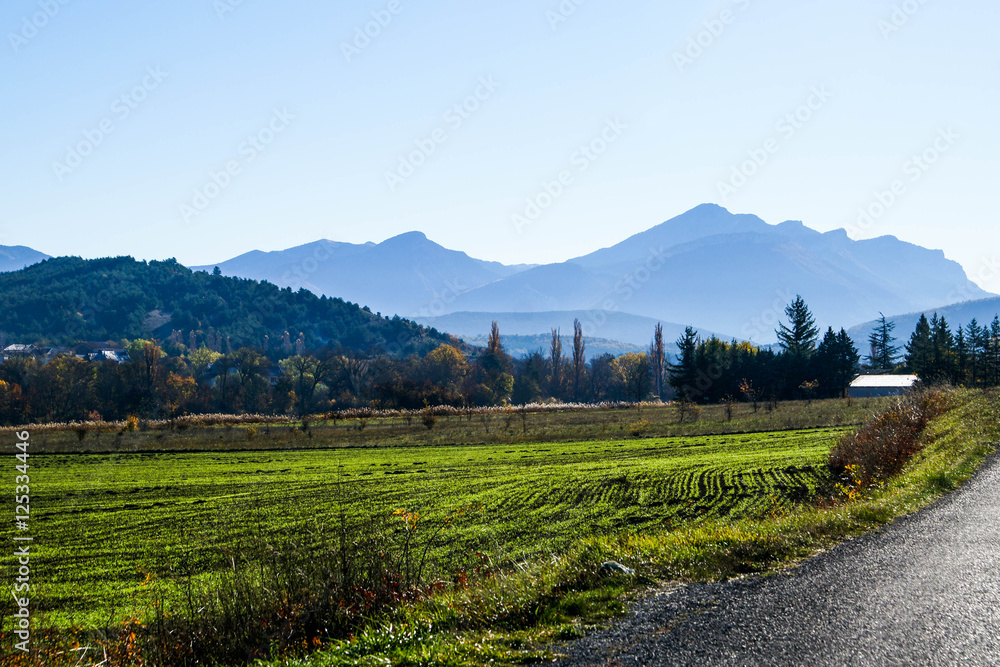 Obraz premium paysage et montagnes des Hautes Alpes