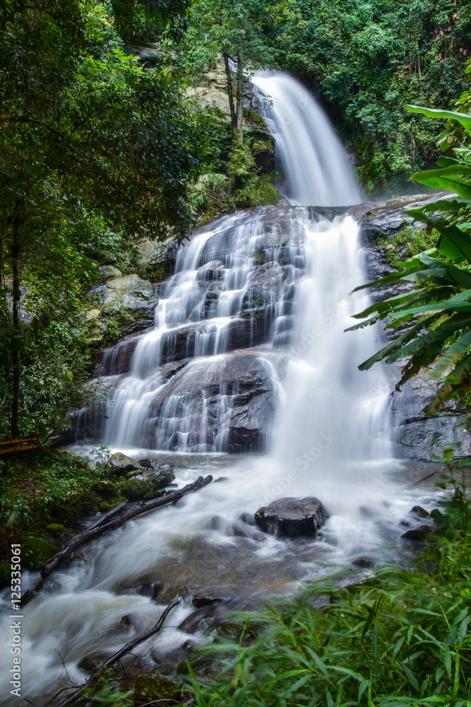 Fototapeta premium Huai Sai Lueang Waterfall