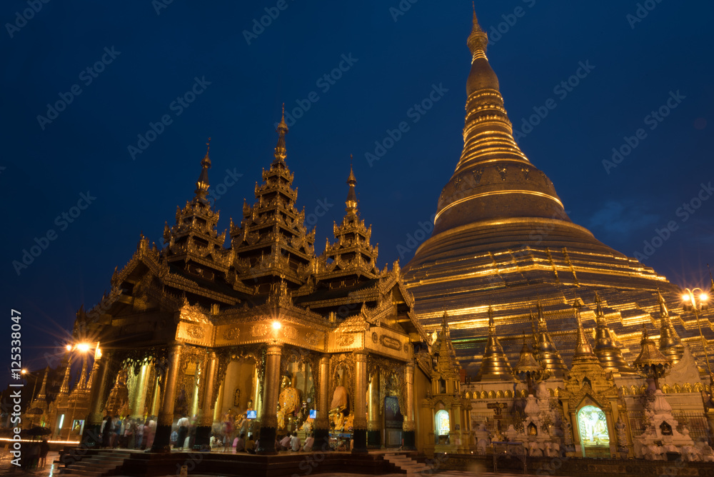 Fototapeta premium Shwedagon pagoda in the evening 