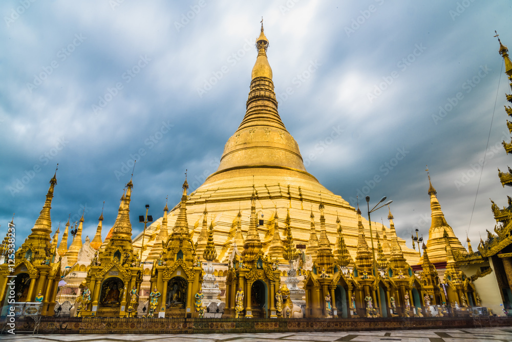 Fototapeta premium Shwedagon pagoda, Yangon, Myanmar