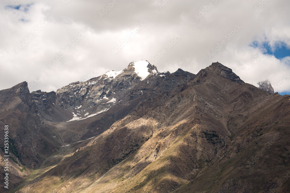 Naklejka premium Snow cap over mountain