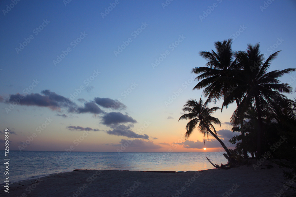 南の島タヒチのビーチで夕日と夕焼け Sunset in Tahiti paradise