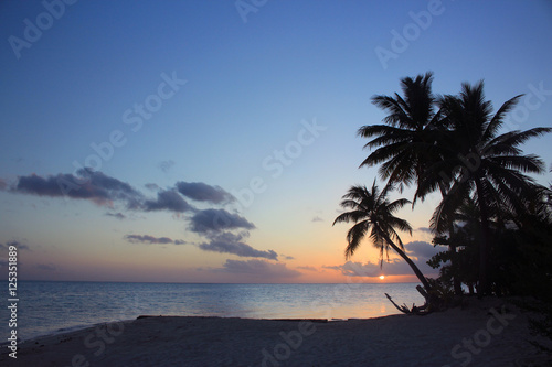 南の島タヒチのビーチで夕日と夕焼け Sunset in Tahiti paradise