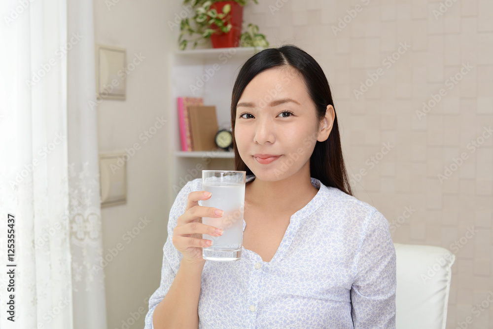 お水を飲む女性