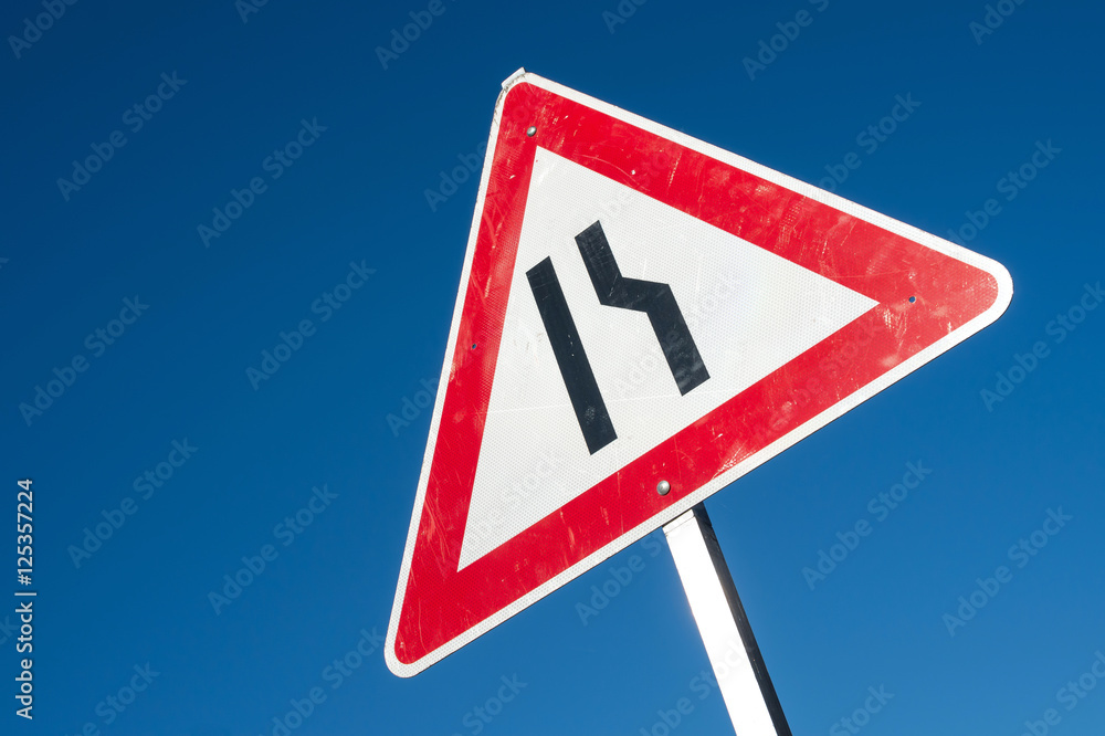 Deutsches Verkehrszeichen: einseitig (rechts) verengte Fahrbahn Deutsches Verkehrszeichen: einseitig (rechts) verengte Fahrbahn